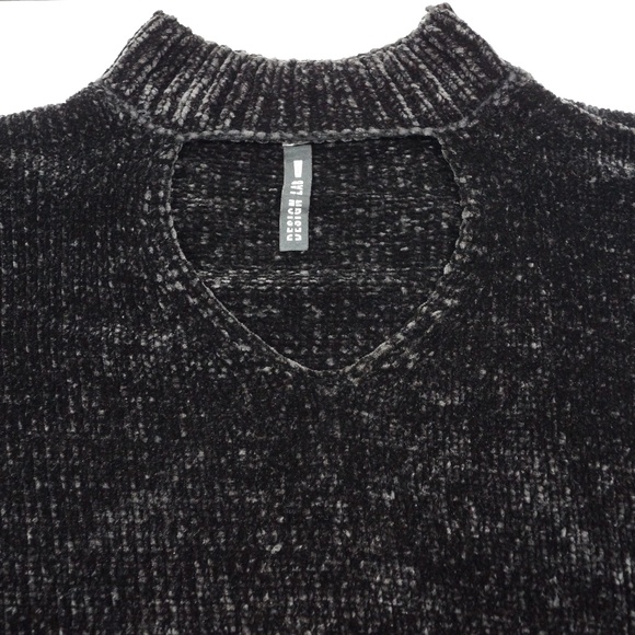 Design Lab - Black Chenille Cut-out Sweater. One Size.‎ - Picture 3 of 10